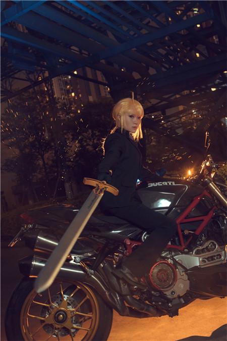 FateZero黑西装saber