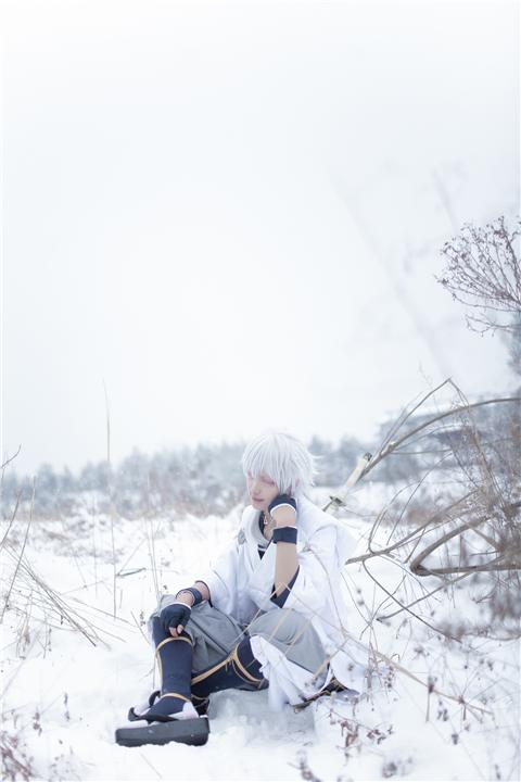 《刀剑乱舞》鹤丸国永cosplay 是和雪一样的鹤哦，能找到我吗？