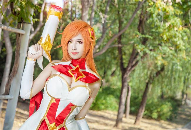 《英雄联盟》赏金猎人星之守护者cosplay