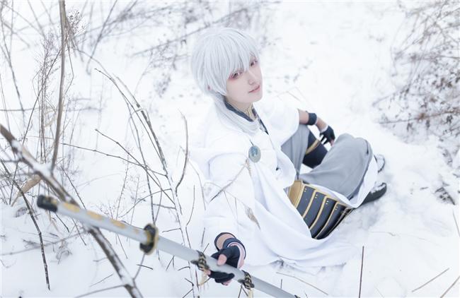 《刀剑乱舞》鹤丸国永cosplay 是和雪一样的鹤哦，能找到我吗？,cosplay图片,二次元图片