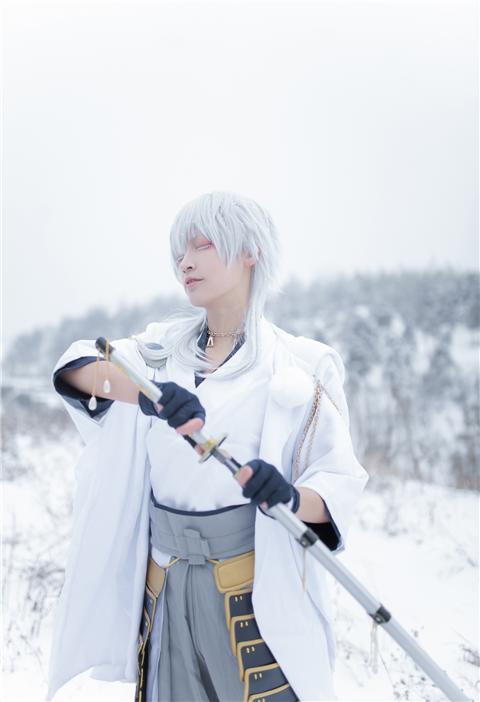 《刀剑乱舞》鹤丸国永cosplay 是和雪一样的鹤哦，能找到我吗？