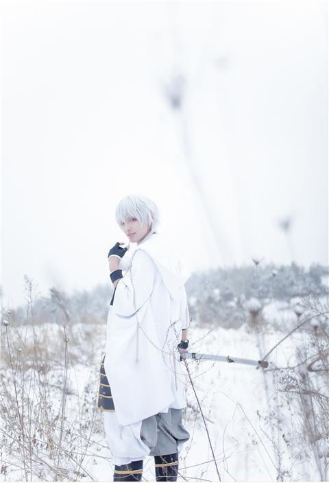 《刀剑乱舞》鹤丸国永cosplay 是和雪一样的鹤哦，能找到我吗？,cosplay图片,二次元图片