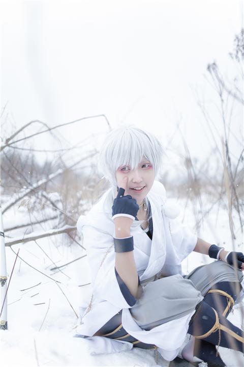 《刀剑乱舞》鹤丸国永cosplay 是和雪一样的鹤哦，能找到我吗？