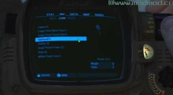 失重的垃圾和其他物品