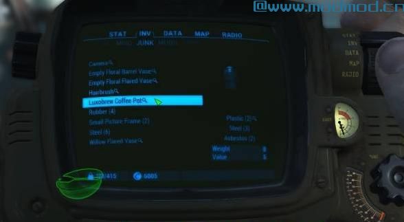 失重的垃圾和其他物品