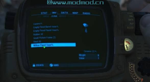 失重的垃圾和其他物品